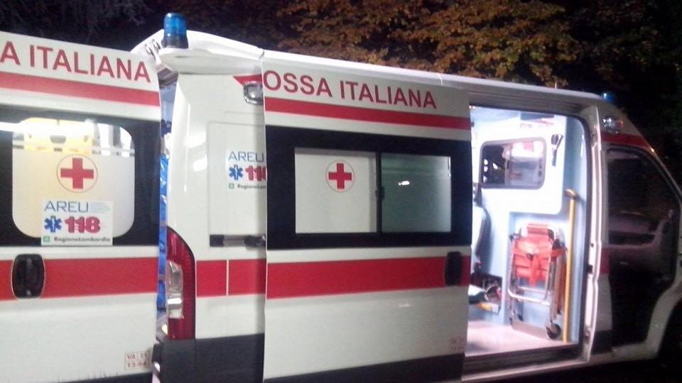 Travolta in bicicletta mentre attraversa la strada, è gravissima