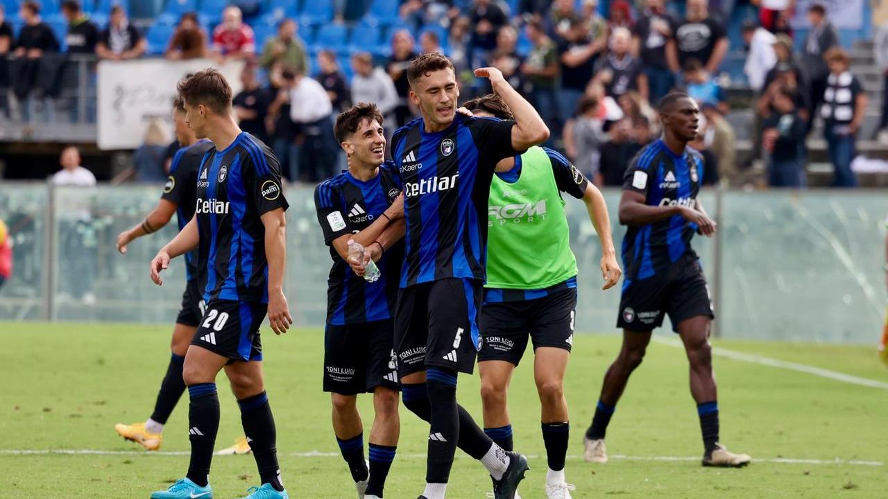 Canestrelli segna contro il Cesena ed esulta con Arena (foto Muzzi/Teta)
