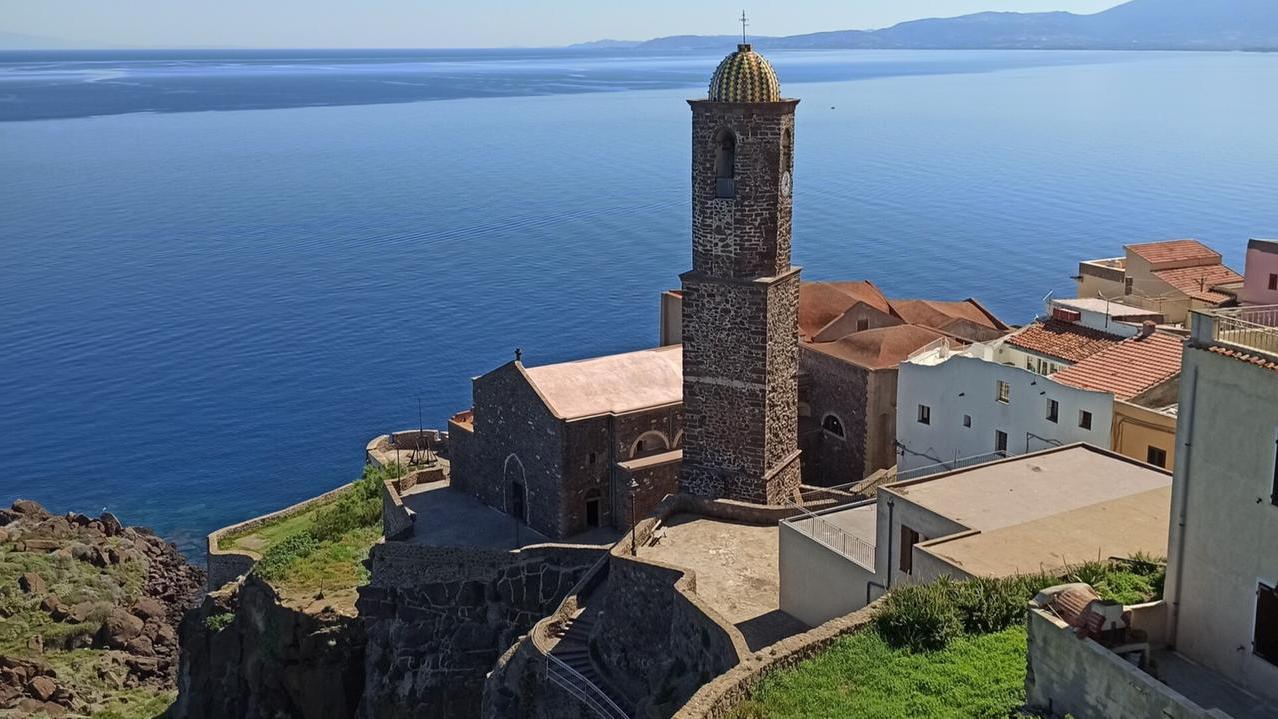 Castelsardo, ladri in azione dentro la cattedrale: rubati soldi e gioielli