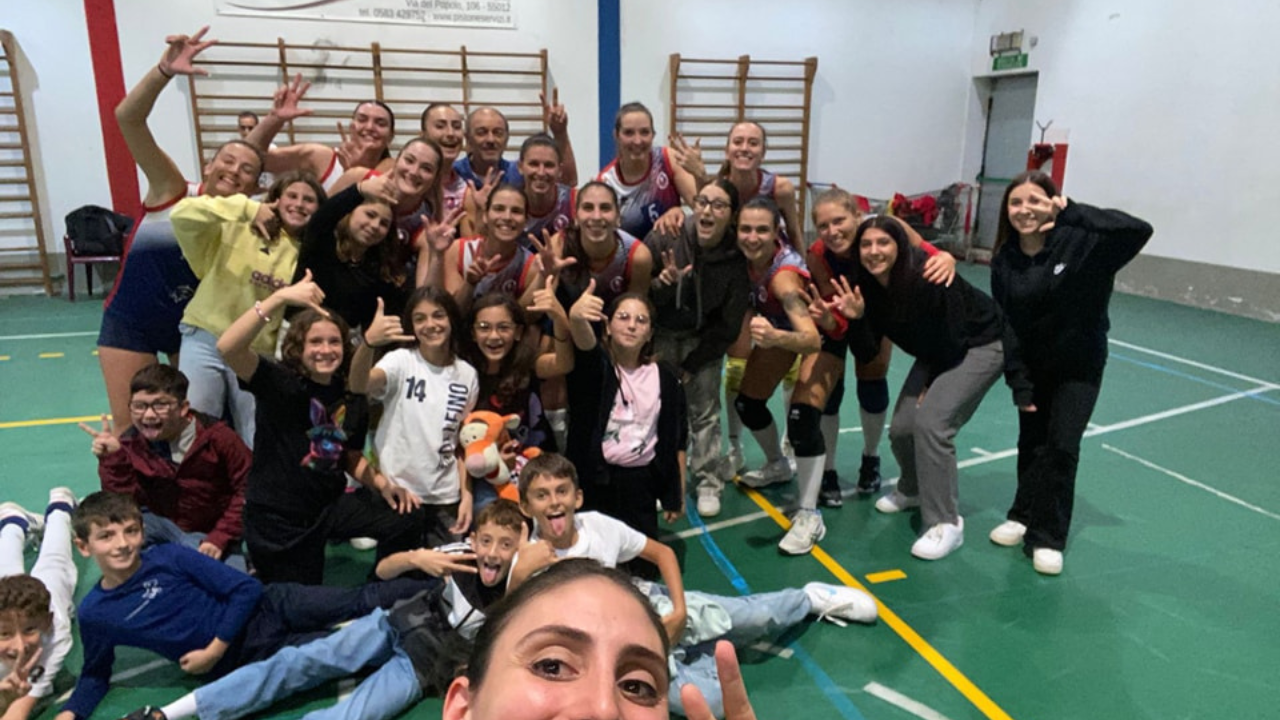 Le ragazze del Delfino Pescia dopo il successo nel derby