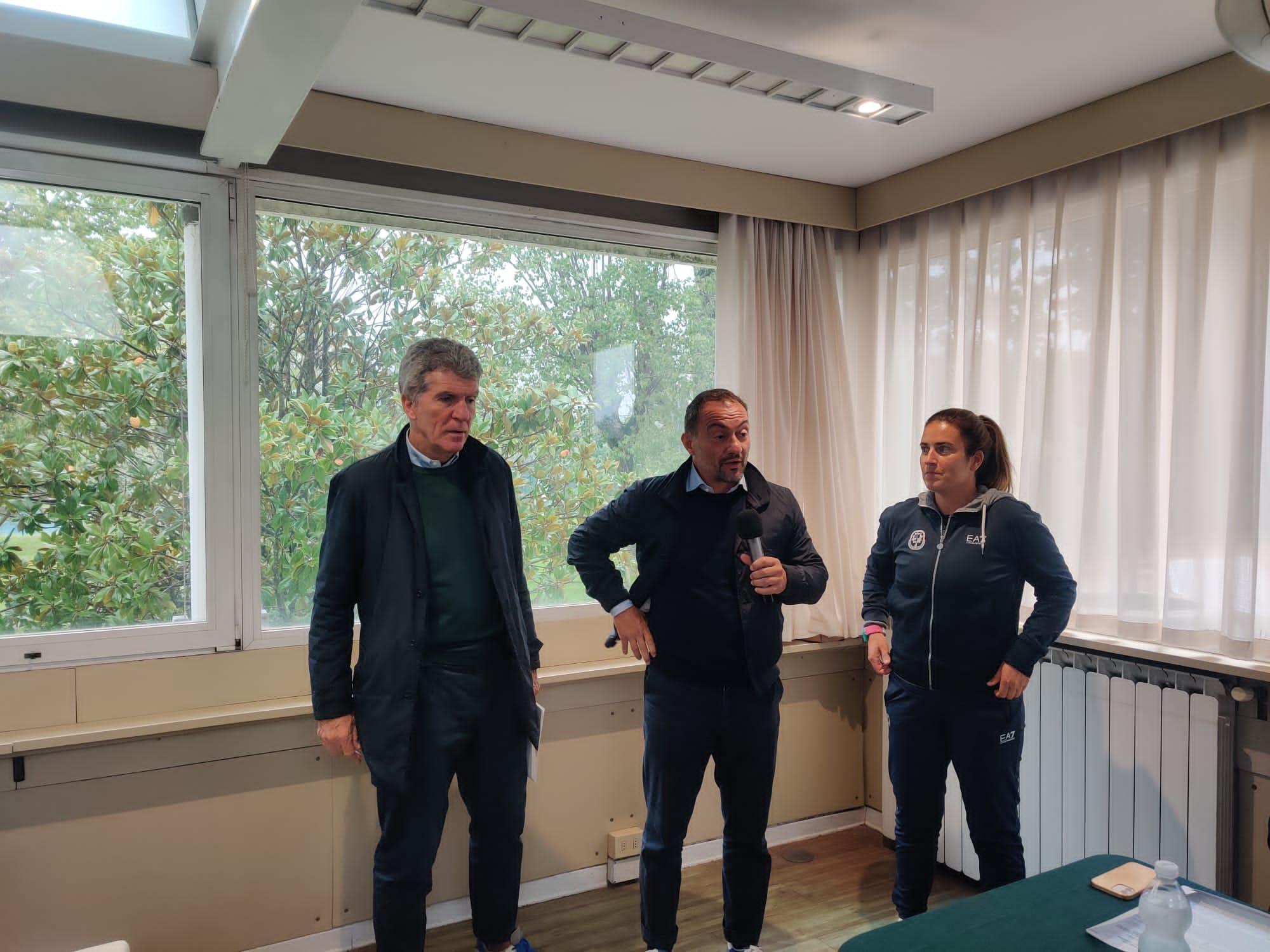 I vertici del Tennis Club Prato alla presentazione della squadra femminile che si appresta a disputare il campionato di Serie A2 di tennis a squadre