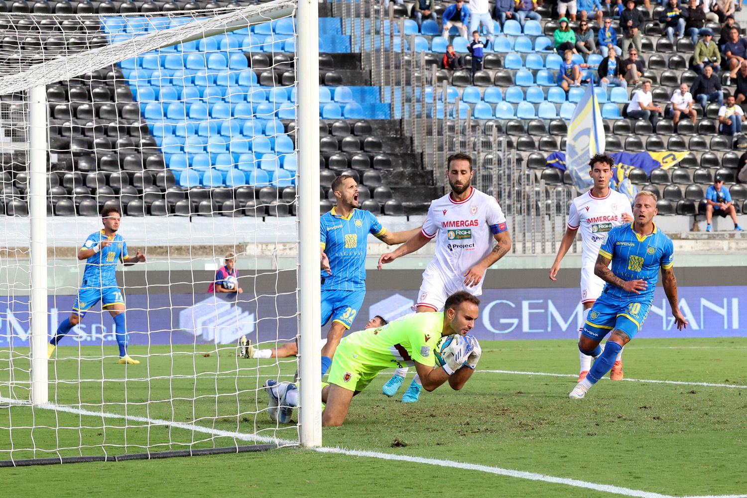 Nella foto il portiere della Carrarese Marco Bleve impegnato in una parta durante la partita con la Reggiana: l’estremo difensore è stato determinante anche nella recente sfida in trasferta contro il Frosinone (foto Gerardo Teta)