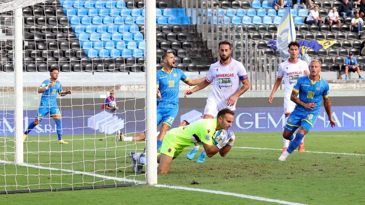 Nella foto il portiere della Carrarese Marco Bleve impegnato in una parta durante la partita con la Reggiana: l’estremo difensore è stato determinante anche nella recente sfida in trasferta contro il Frosinone (foto Gerardo Teta)
