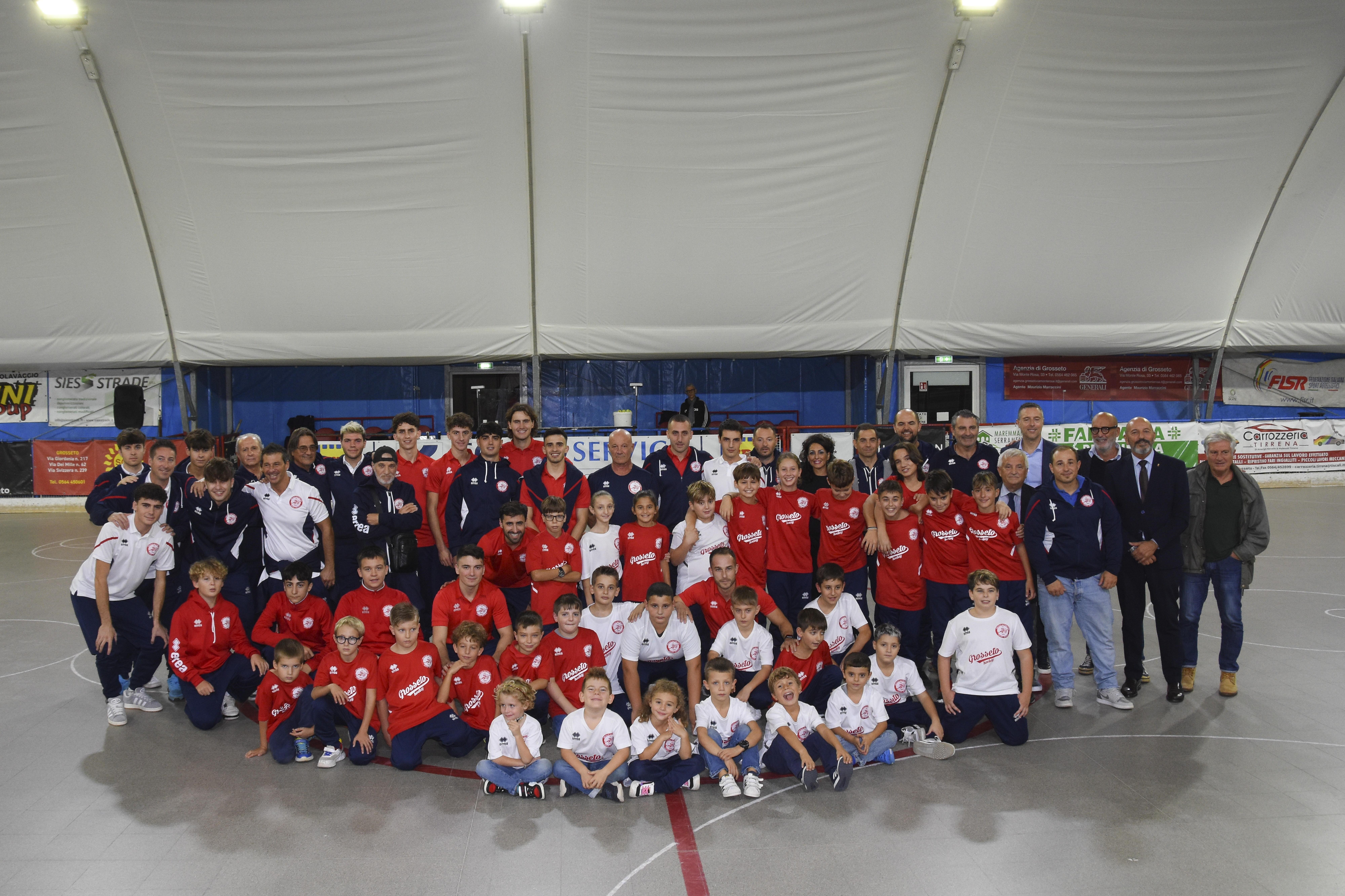 La presentazione delle squadre in via Mercurio (foto Agenzia Bf)