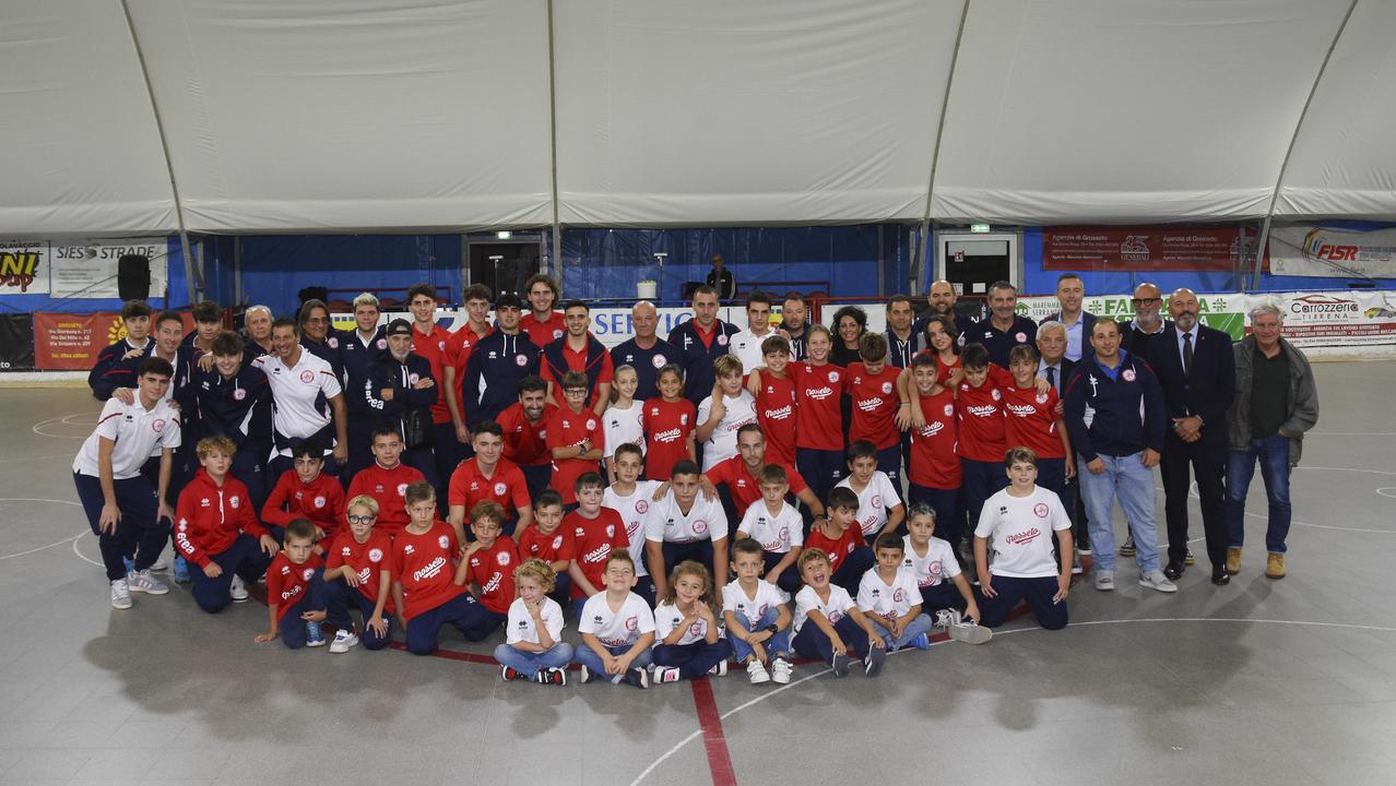 La presentazione delle squadre in via Mercurio (foto Agenzia Bf)