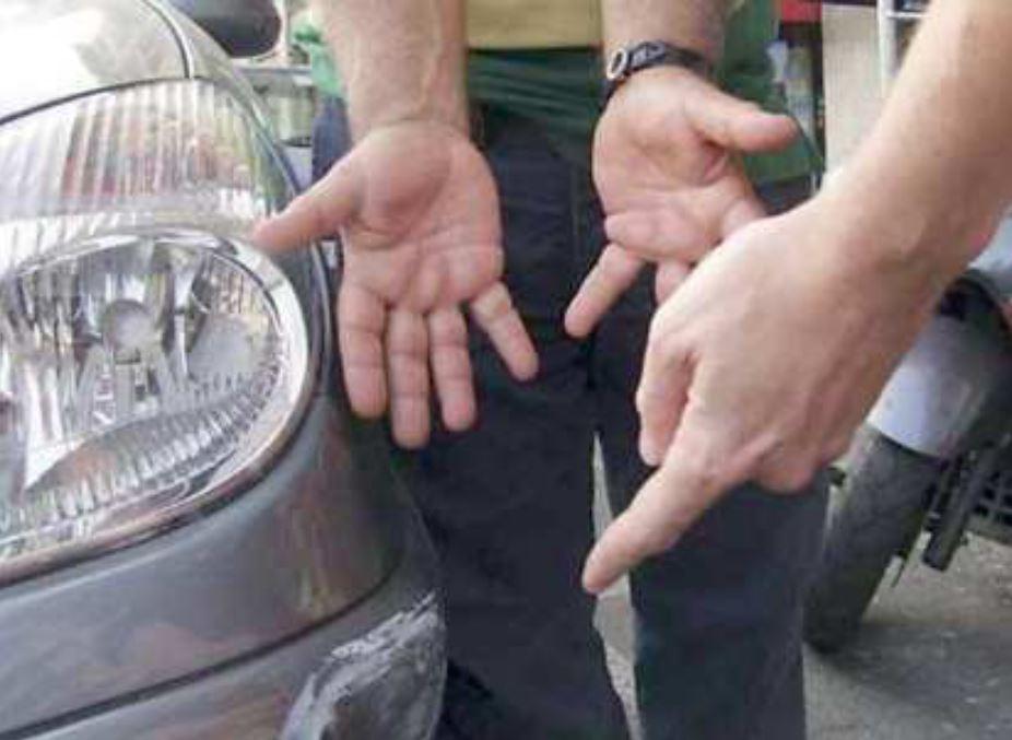 Ferrara, simula incidente e chiede soldi