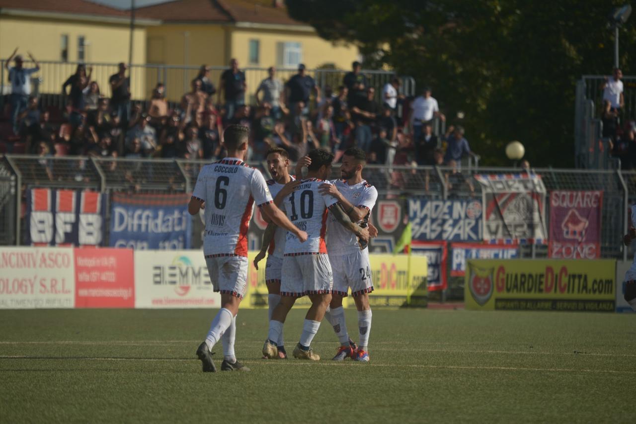 
	Giuseppe Mastinu festeggiato dai compagni dopo il gol

