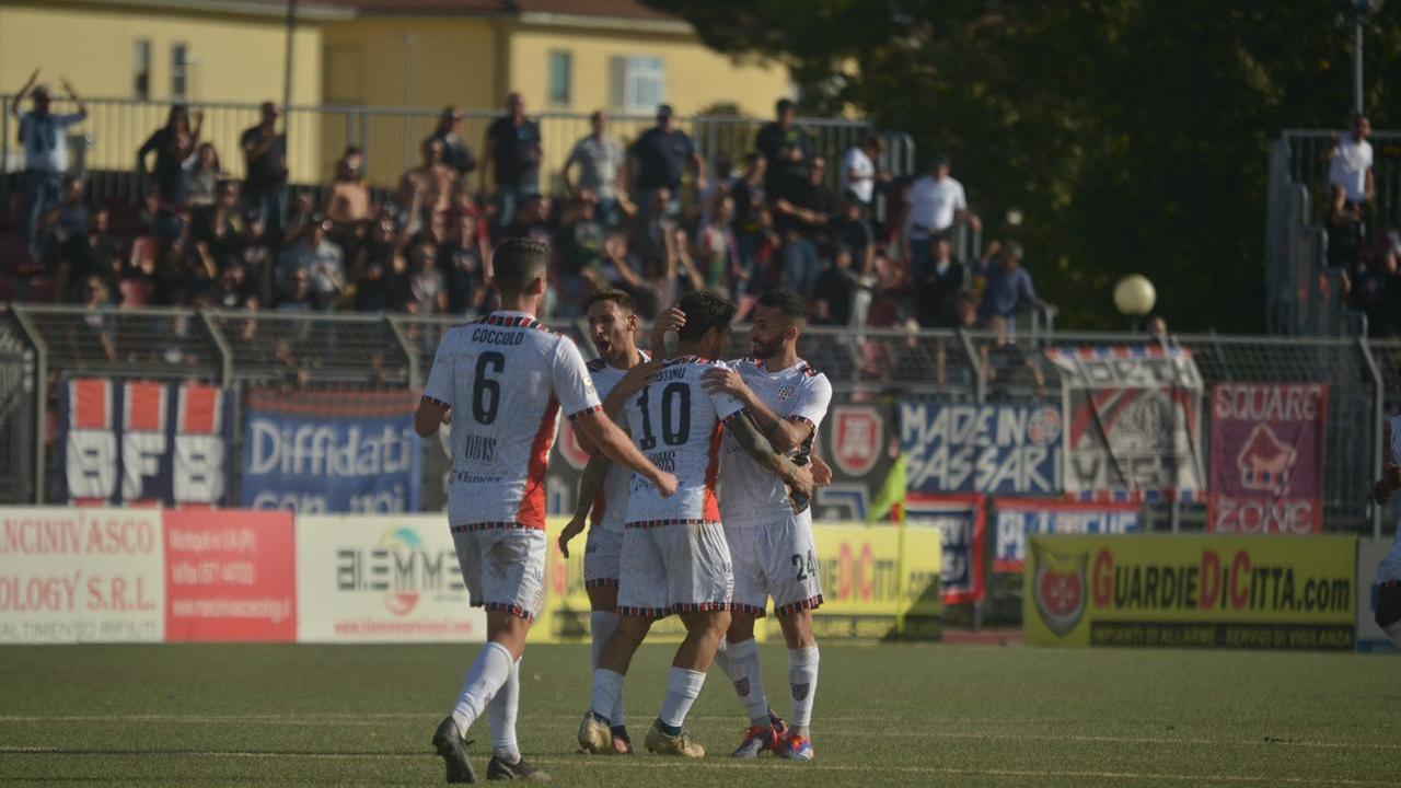 Giuseppe Mastinu festeggiato dai compagni dopo il gol