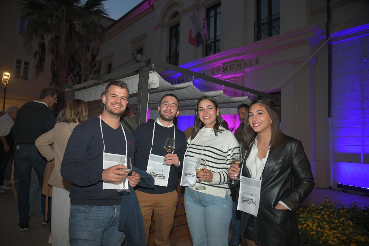 A Olbia brindisi, musica e degustazioni: pienone per Benvenuto Vermentino