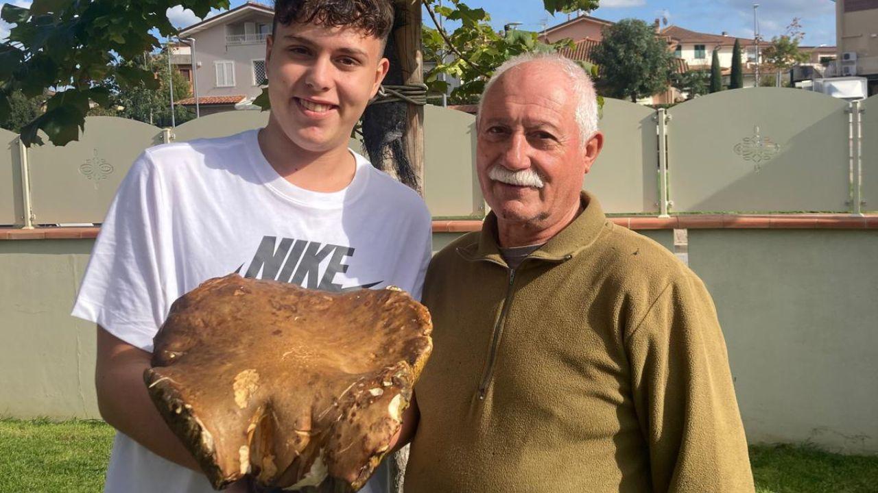 Valentino Manzi col nipote e il super porcino (foto autorizzata dalla famiglia)