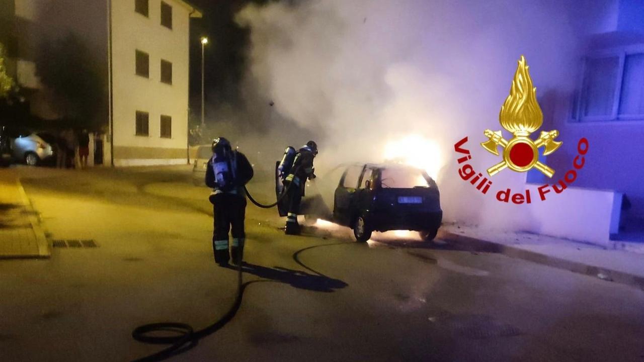 Auto a fuoco nella notte alla Maddalena, indagano i carabinieri