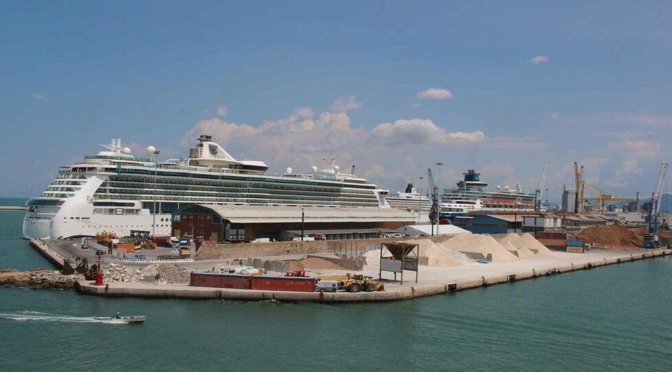 
	Una nave da crociera all'Alto Fondale in primo piano le merci della Calata Orlando (archivio Tirreno

