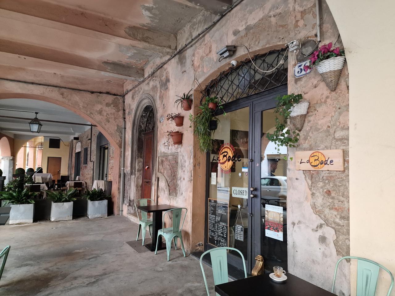 Ferrara, cliente allontanato aggredisce il titolare: paura nel locale