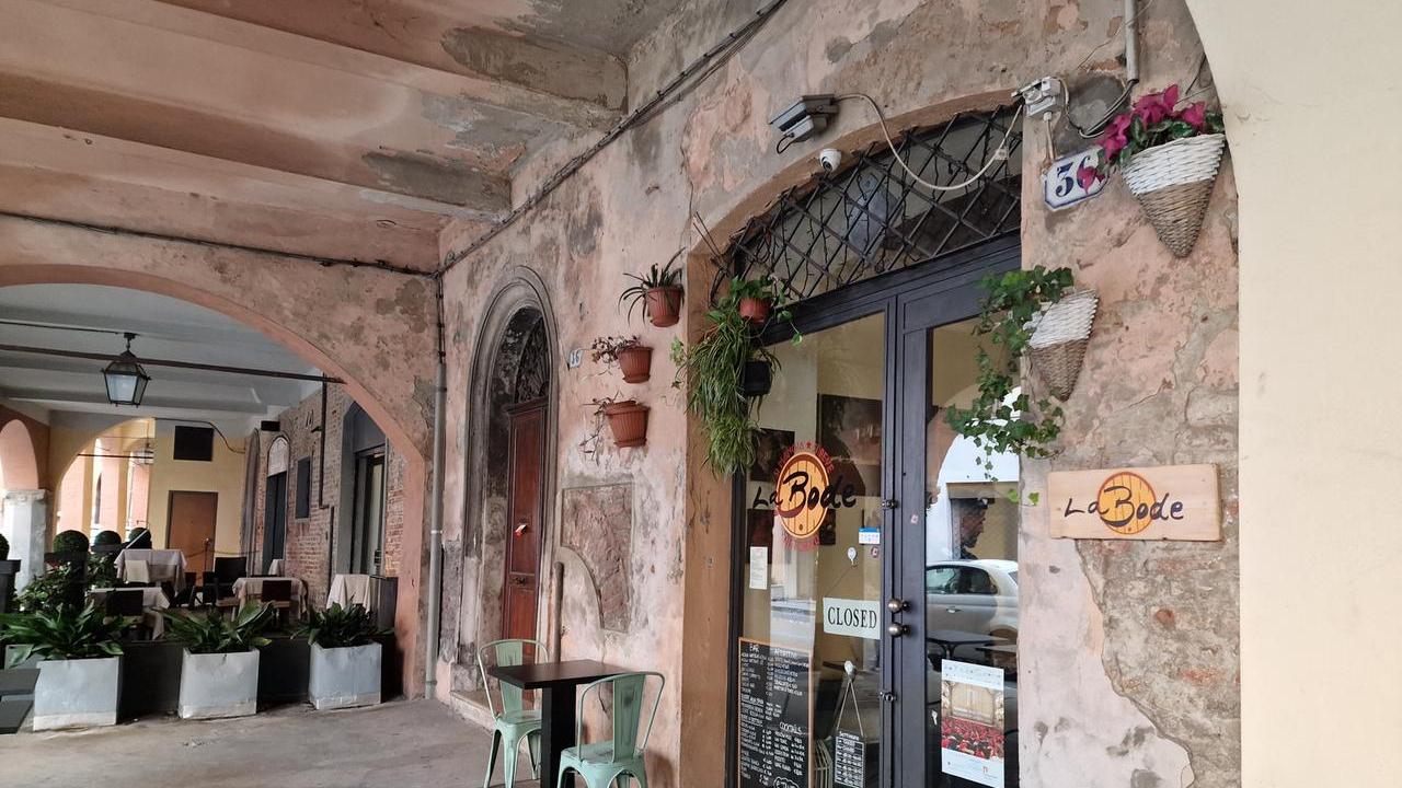 Ferrara, cliente allontanato aggredisce il titolare: paura nel locale