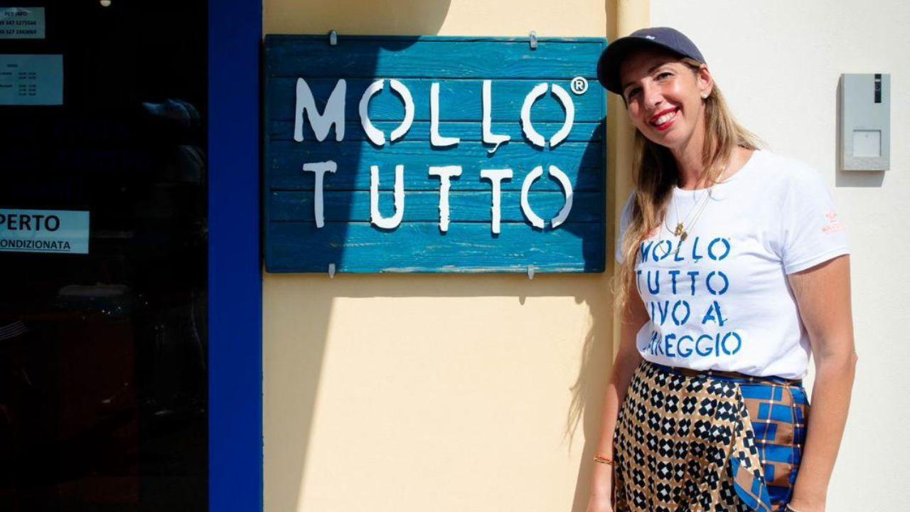 Natalie Rossi davanti al suo negozio sulla Passeggiata