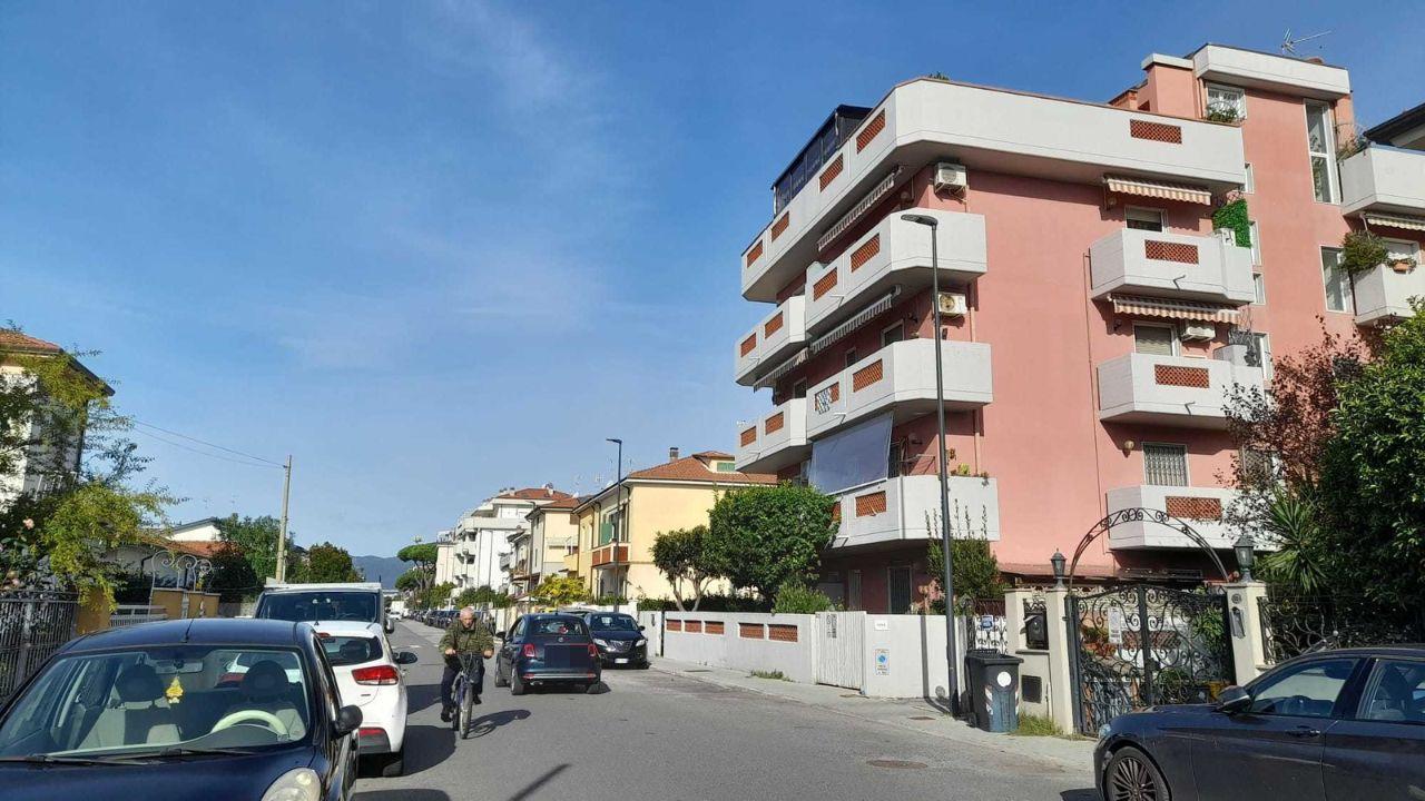 il tratto di via Alfio Maggiani a Marina di Carrara dove è stata rubata l’auto