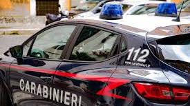 Lucca, botte e sputi in faccia alla compagna: arrestato un 41enne