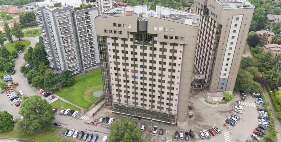 Palazzone Costellazioni a Modena, disagi continui: «Da giorni senza acqua calda»