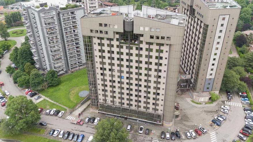 Palazzone Costellazioni a Modena, disagi continui: «Da giorni senza acqua calda»