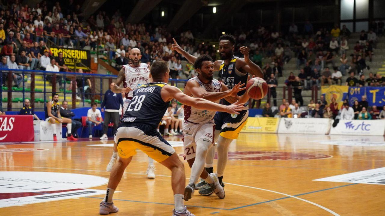 Il play Quinton Lee Hooker in azione contro Torino