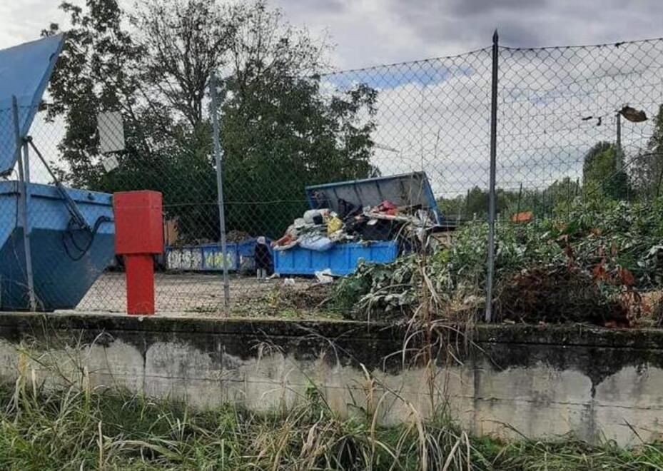 Rovista tra i rifiuti in discarica a Savignano. Il sindaco: «Vogliamo aiutarlo»