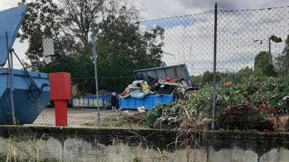 Rovista tra i rifiuti in discarica a Savignano. Il sindaco: «Vogliamo aiutarlo»
