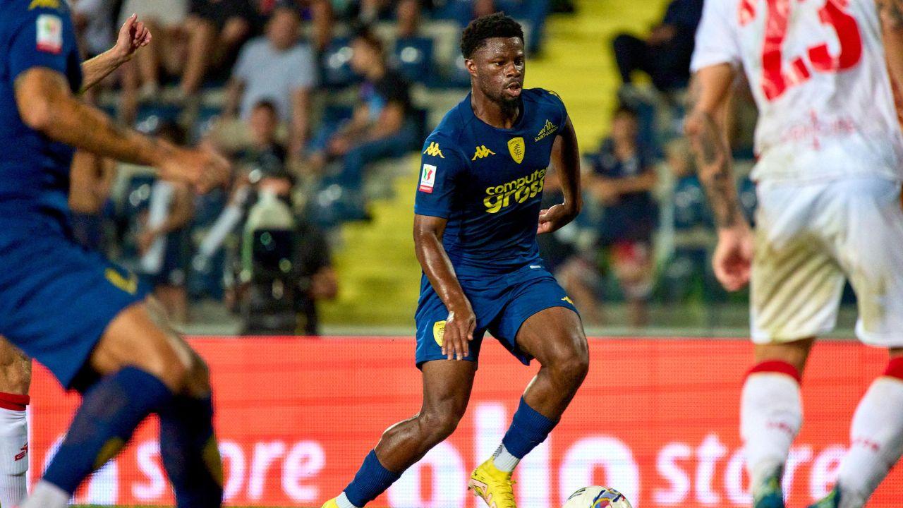 L’attaccante Emmanuel Ekong (Svezia) e il difensore Ardian Ismajli (Albania)