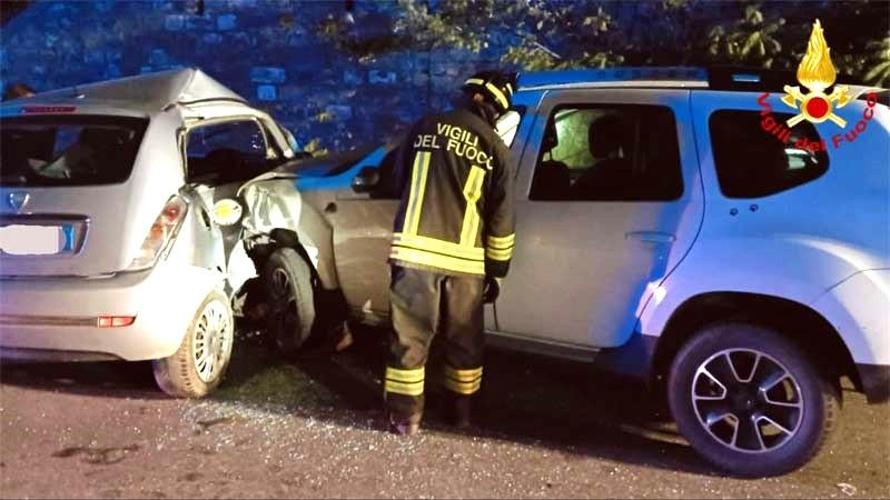 Schianto nella notte sulla via Radici Sud, grave una ragazza di 21 anni