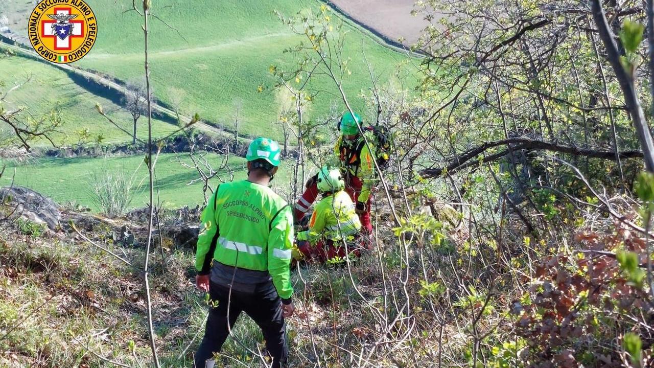 Perde l’orientamento mentre va a funghi, 48enne salva