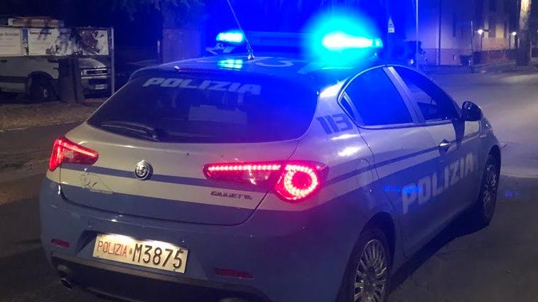 Trascinata giù dall’auto per rapinargliela: la polizia identifica quattro persone