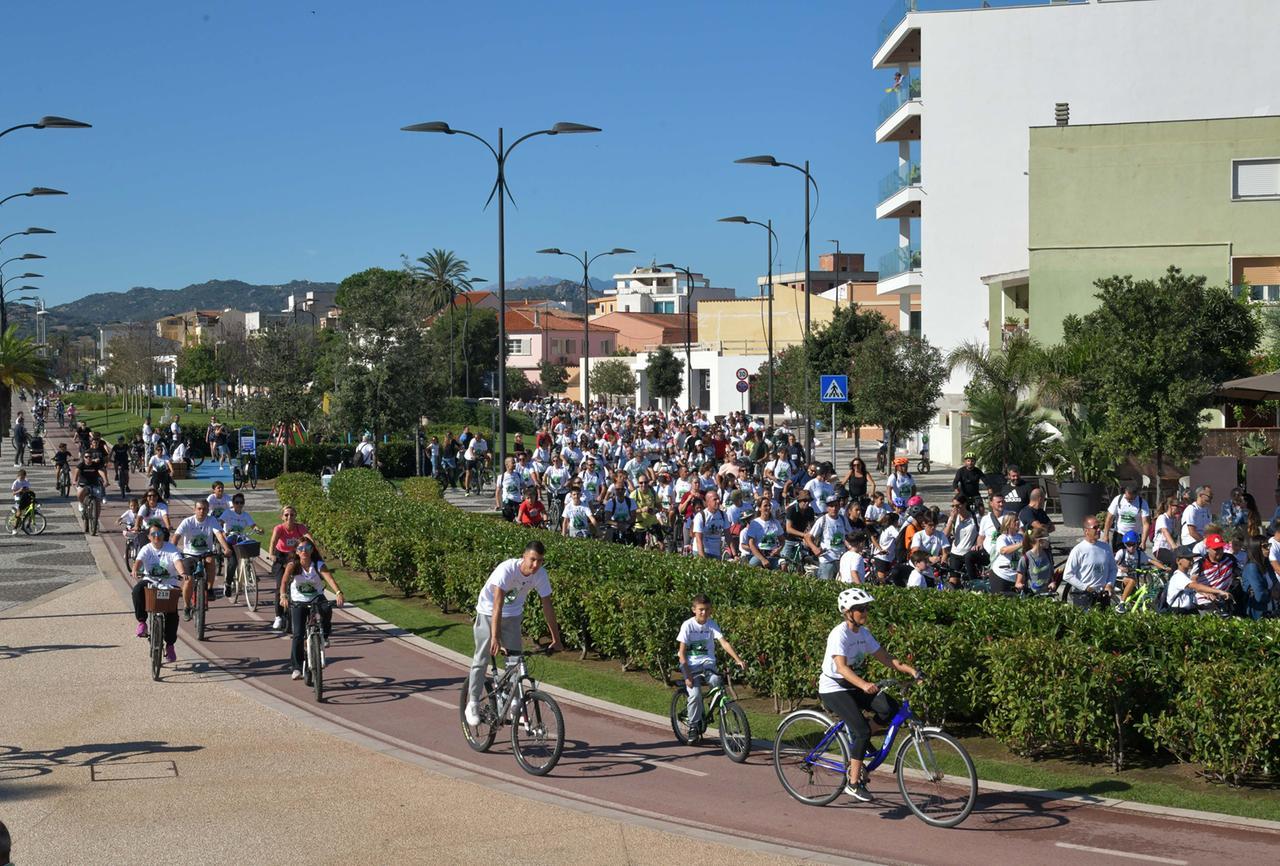 
	Il passaggio della Pedalata sul lungomare (foto Vanna Sanna)

