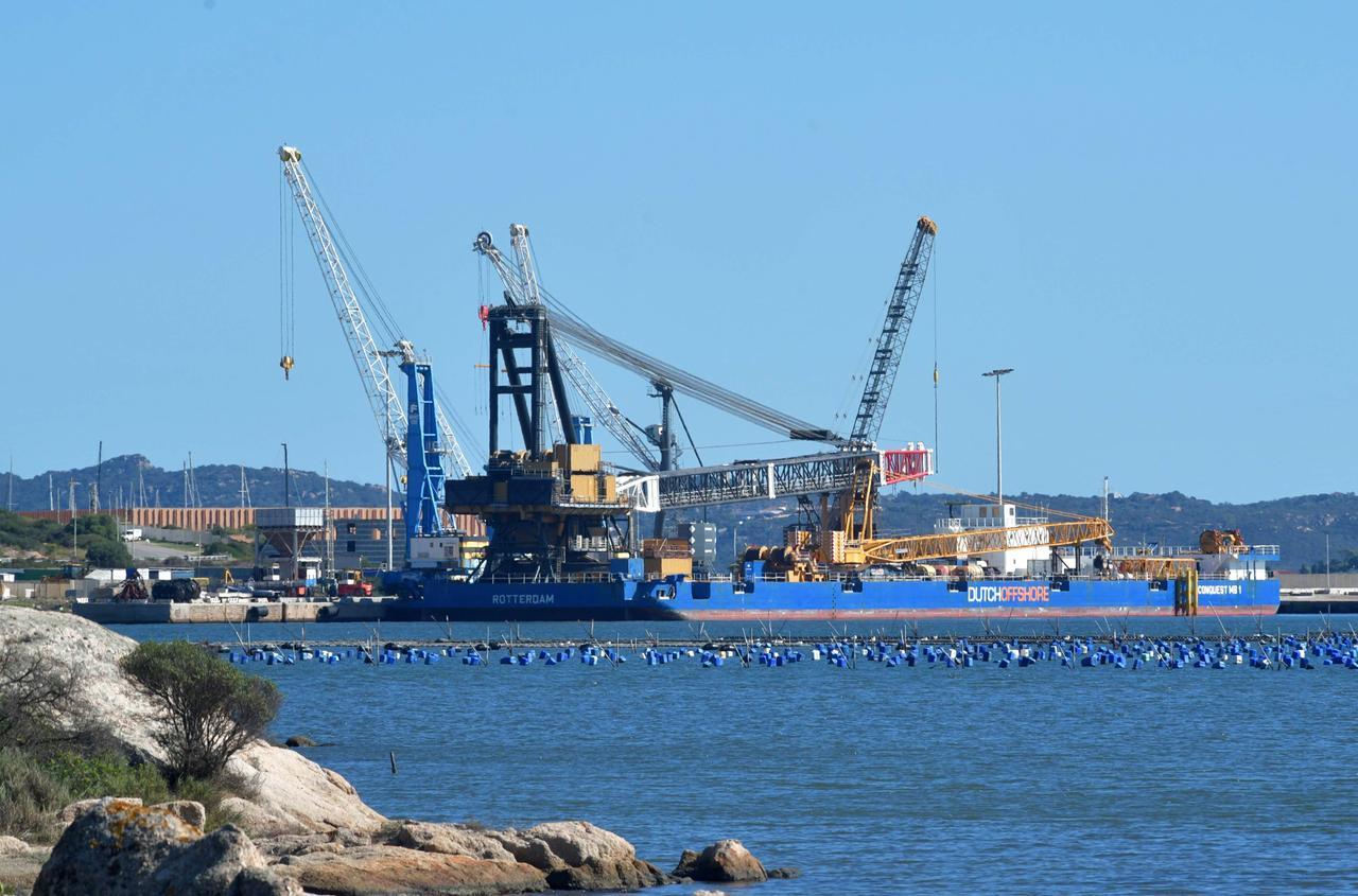 
	Il pontone nel Molo Cocciano al porto industriale (foto Vanna Sanna)

