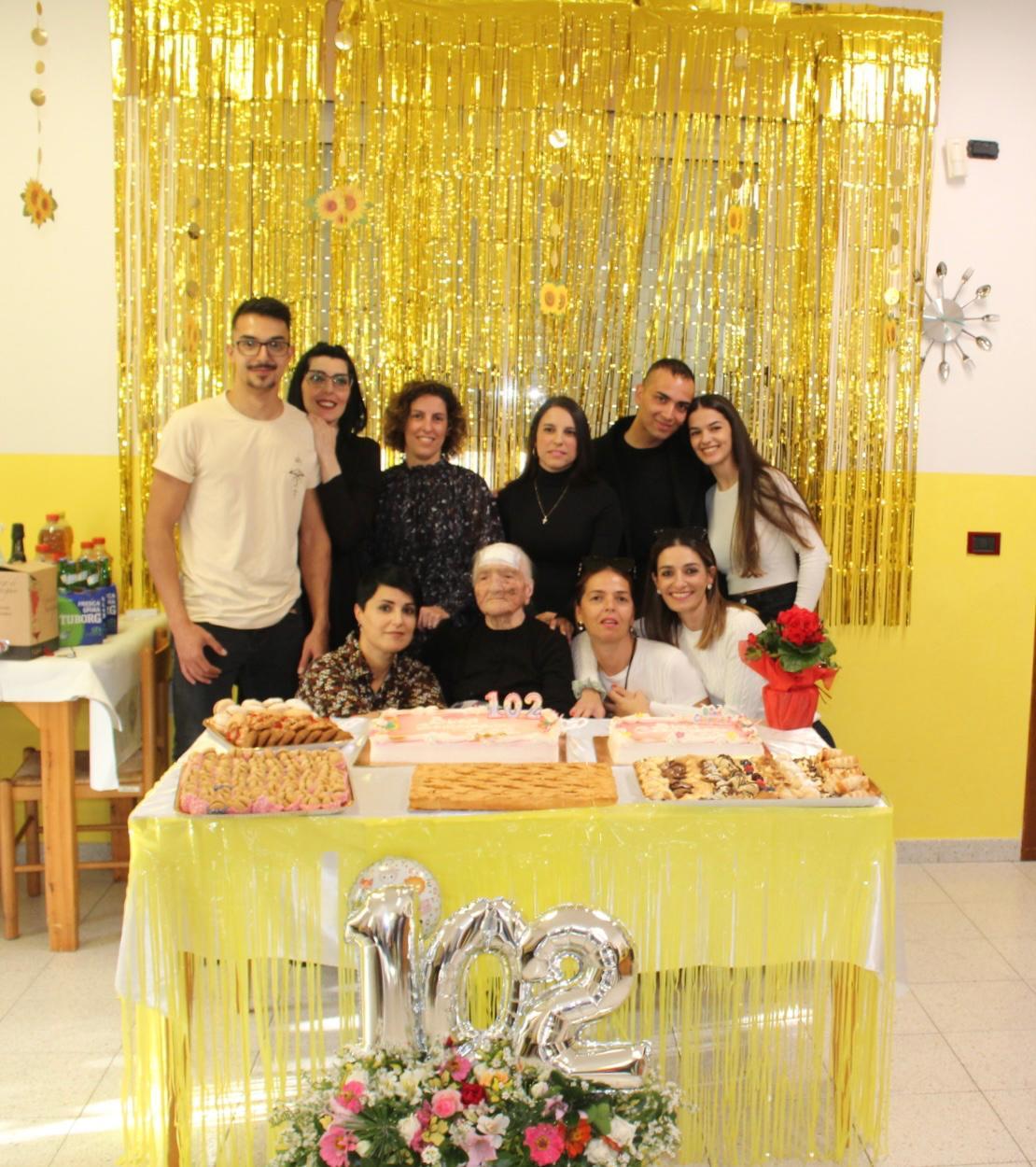 
	Maria Teresa Argiolas circondata dai familiari

