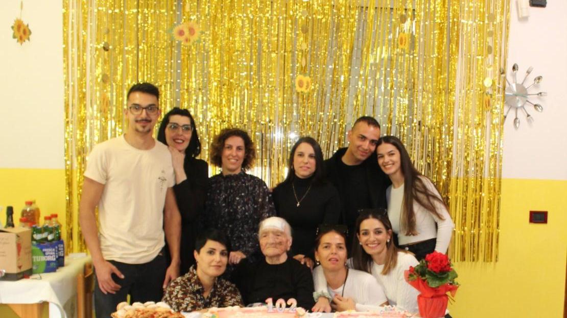 Maria Teresa Argiolas circondata dai familiari