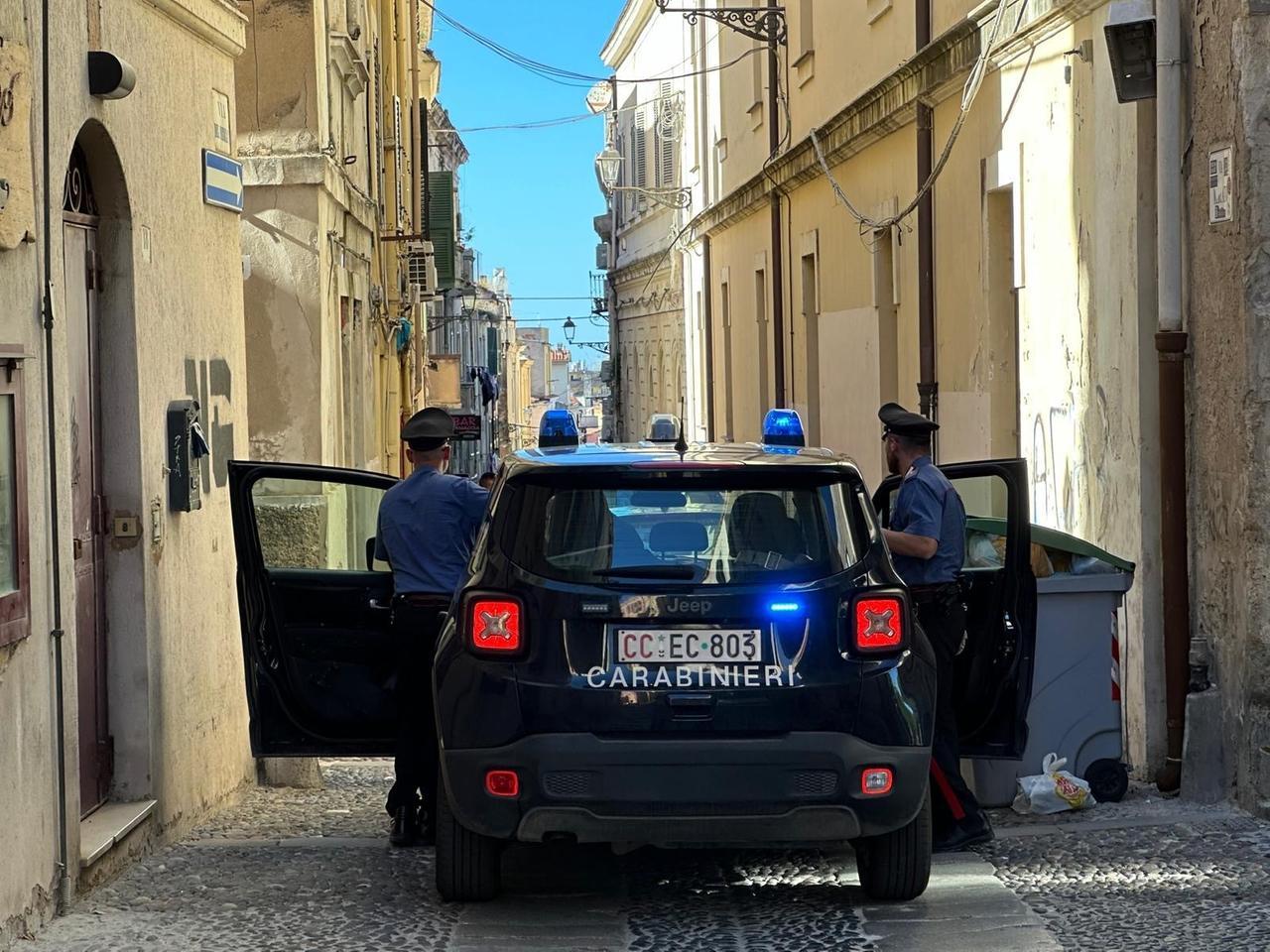 Spari in aria nel centro storico di Sassari, fermato un uomo con una scacciacani