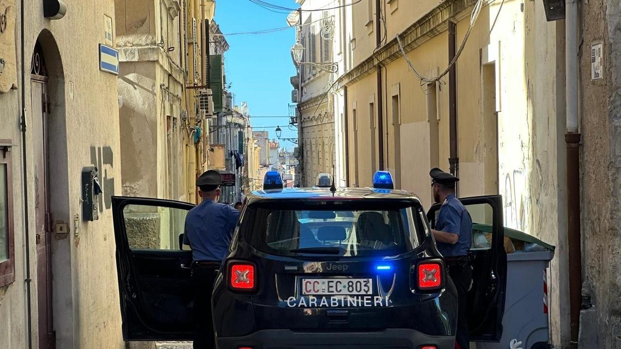 Spari in aria nel centro storico di Sassari, fermato un uomo con una scacciacani