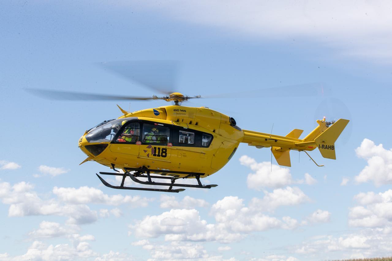 Travolto dal trattore, grave un uomo di 66 anni