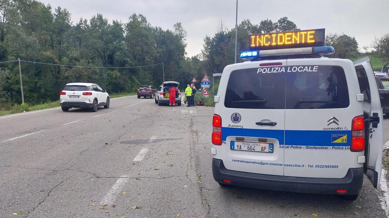 Scontro tra auto e moto all’incrocio, 46enne in rianimazione