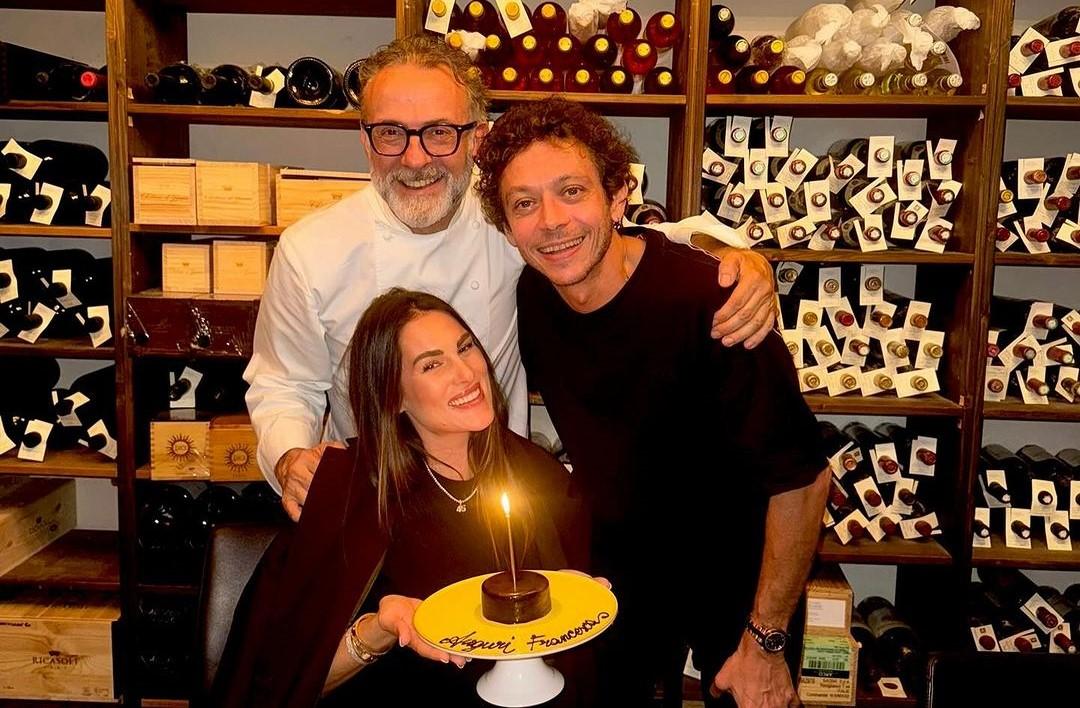 Valentino Rossi da chef Bottura per il compleanno della sua Francesca Sofia