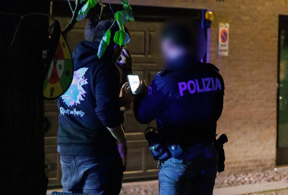 A Ferrara accoltellato per le cuffiette