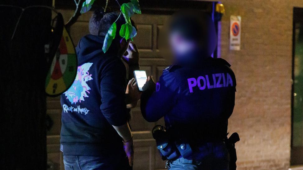 A Ferrara accoltellato per le cuffiette