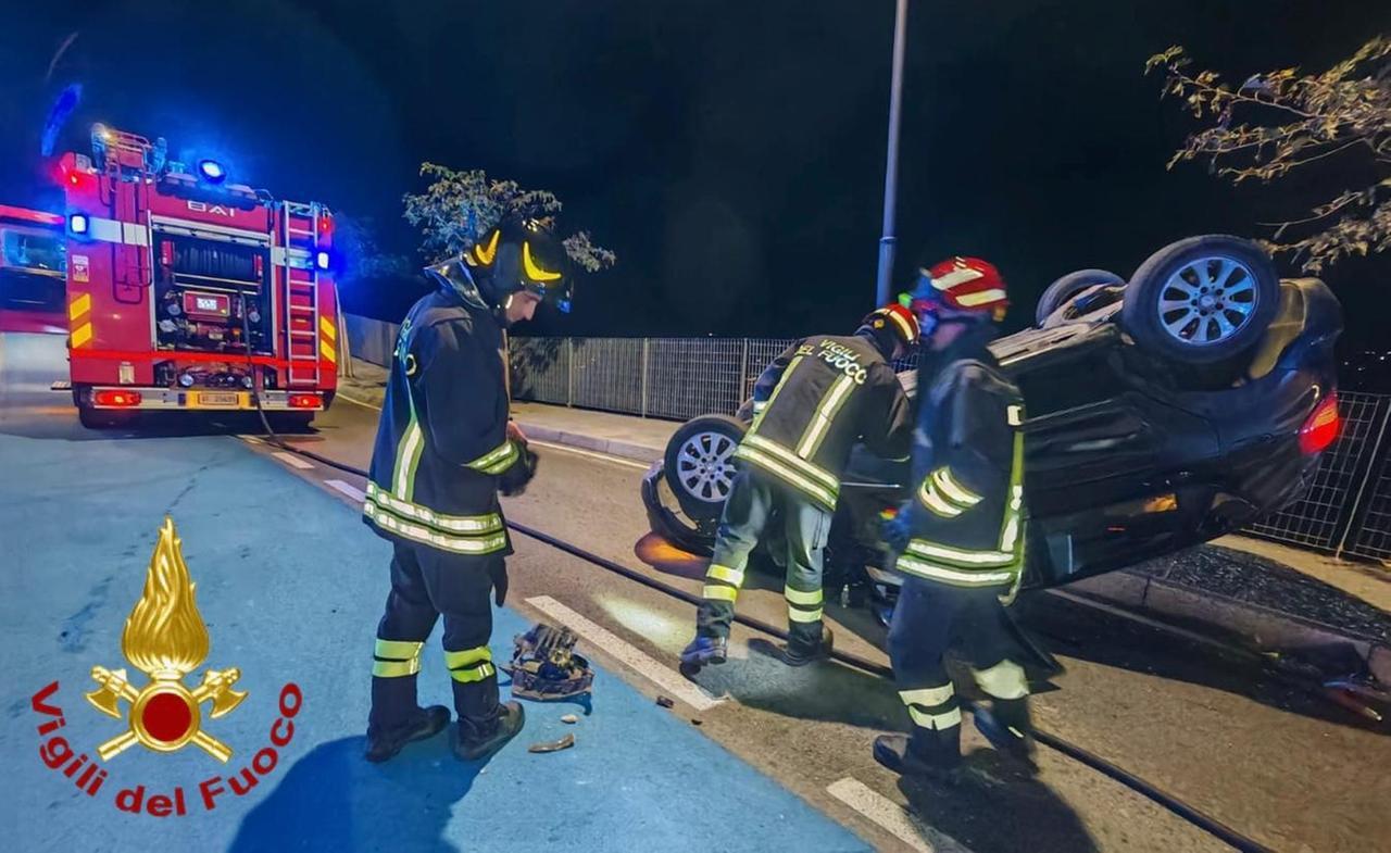Olbia, auto si ribalta in via Mosca: una donna finisce in ospedale