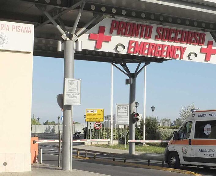 Stazzema, l’auto si ribalta e finisce nella scarpata: come stanno i due giovani