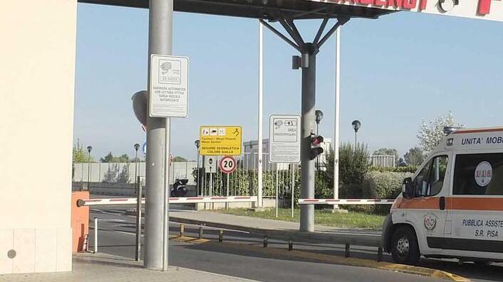 Stazzema, l’auto si ribalta e finisce nella scarpata: come stanno i due giovani