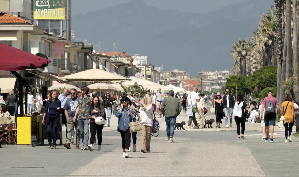 Da Pandora a Legami, i negozi della Passeggiata cercano personale. Come candidarsi