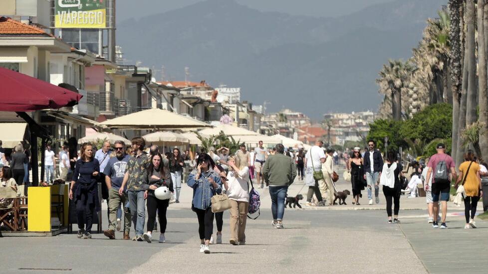 Da Pandora a Legami, i negozi della Passeggiata cercano personale. Come candidarsi