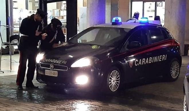 Sorpreso a rubare in un negozio lancia la cassa contro un passante