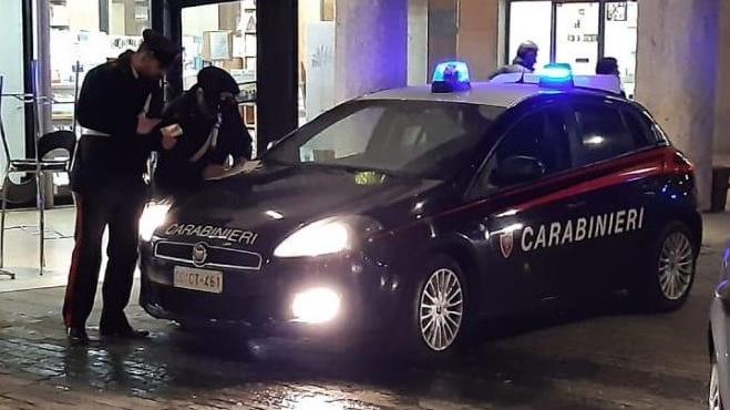 Sorpreso a rubare in un negozio lancia la cassa contro un passante