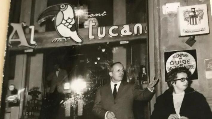 Renzo Armaroli e la moglie Ines Morselli davanti all'ingresso del ristorante Al Tucano