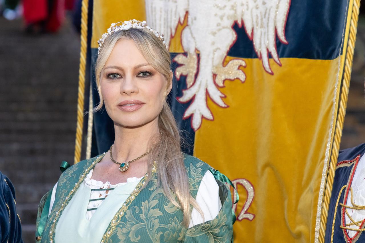 Anna Falchi, da madrina del palio di Ferrara al ritorno al cinema